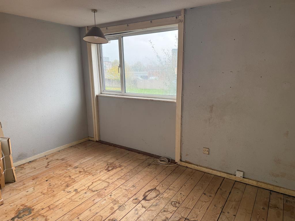 Lot: 107 - THREE-BEDROOM HOUSE IN NEED OF COMPLETE REFURBISHMENT - Second bedroom with rear window